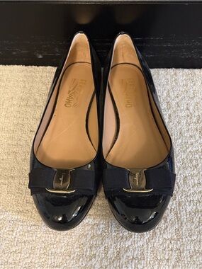 Salvatore Ferragamo Black Patent Vara Bow Flats size 9